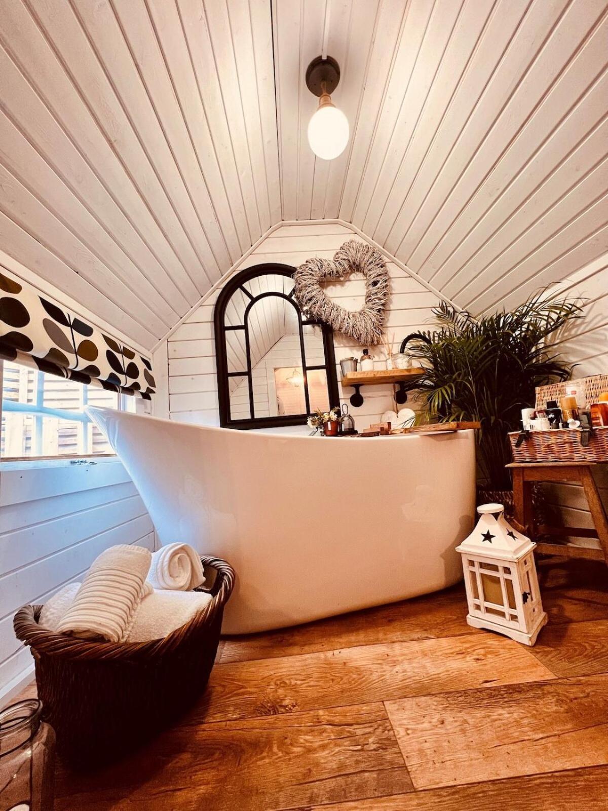 1 - Ein Trysor Cudd - Outdoor Bathtub - Incredible Views Villa Pont Sticill Exterior photo